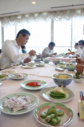 “越前三國”度假村正在舉行試吃會，提供用用蟹殼肥料種出的蔬菜。攝於坂井市三國町的“越前三國”度假村。