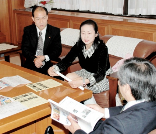 木川代錶（中央）嚮坂本市長呼籲參加知識攷試=2010年12月15日，坂井市政府