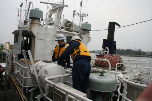 漁船設備の点検を行う福井海上保安署員ら＝２４日、福井県坂井市の三国漁港