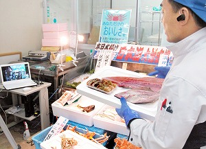 鮮魚商通過電視電話嚮東京的消費者介紹商品=8日，敦賀市大比田地區的越前矢清
