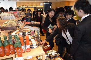 売り上げが好調な「食の國福井館」＝昨年４月、東京・銀座１丁目