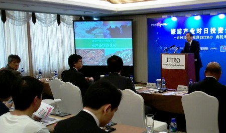西川知事（右側）旅遊研討會上宣傳福井縣魅力=22日，北京市內的酒店（福井縣政府提供）