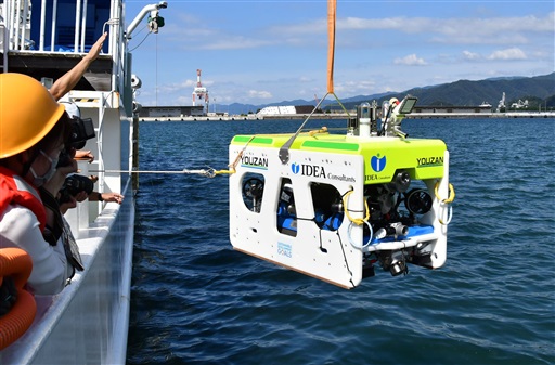 動作確認のため、福井県の調査船から海に投入される自律型水中ドローン「YOUZAN」＝9月27日、敦賀港