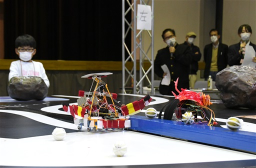 次々とミッションを達成する、カニを模した参加者自作のロボット＝７日、福井県福井市のベル