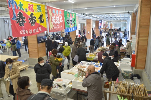 大勢の来場者でにぎわった三国港市場完成を記念して開かれた朝市＝２１日、坂井市の三国港市場