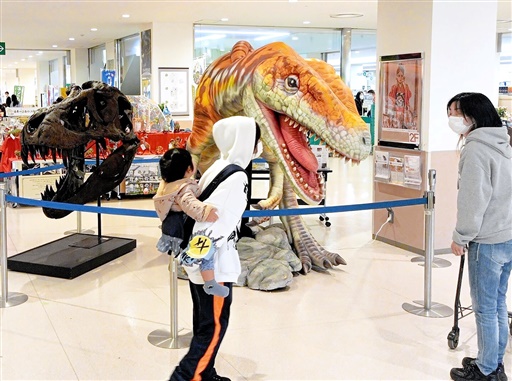 恐竜の頭骨化石の複製などが展示された福井県の物産フェア＝長野市の青木島ショッピングパーク