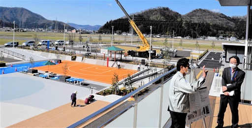 ３人制バスケットボールコートを備えた多目的広場（左手前）と交流広場（同奥）。年間を通じたイベント開催を予定している