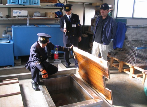 圖為消防工作人員在煮蟹處進行防火檢查。4日攝於坂井市三國町。