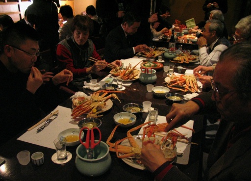 越前カニ検定の合格を祝いズワイガニを味わう受験者ら＝１２日、東京のありそ亭青山