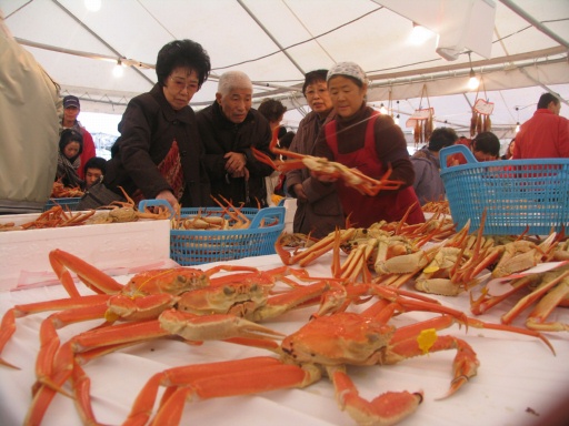 許多舉家前來的顧客擠滿了三國溫泉螃蟹節。9月14日攝於坂井市三國日落海灘停車場。