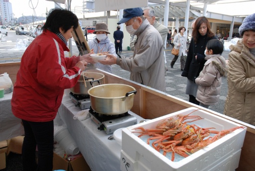 圖為匯集了福井縣冬季美食的“請來看看市場”。攝於JR福井站東口廣場。
