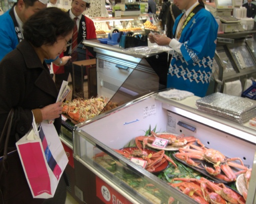 東京的三越百貨銀座店內，顧客正在選購新鮮直送的越前蟹。6日攝於東京銀座4丁目。