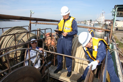 漁船の安全点検を行う福井海保署員ら＝２３日、坂井市の三国漁港