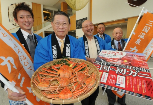 宣傳隊呼籲參加「三國溫泉海蟹祭」＝10日，福井新聞社