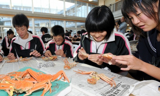 學生們接受喫背子蟹的指導＝11日，福井市至民中學