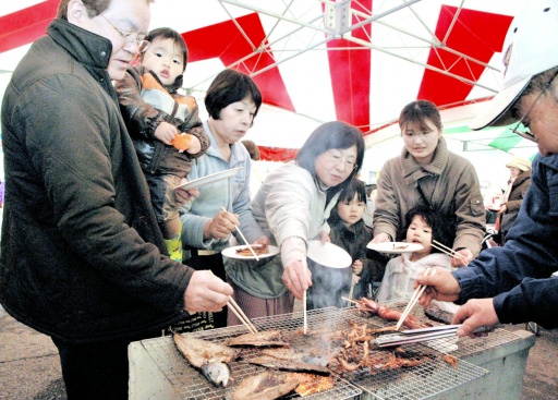 水仙花祭會場遊客們炭烤鲹魚和沙丁魚＝22日，越前町Ative House越前