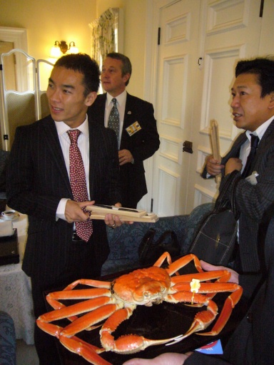 好物の越前がにと若狭塗箸を贈られ、活躍を誓う佐藤琢磨さん＝７日、東京のイギリス大使館