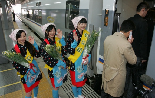 ホームで見送りの人たちに手を振り出発する水仙娘＝２００９年１月７日、ＪＲ福井駅