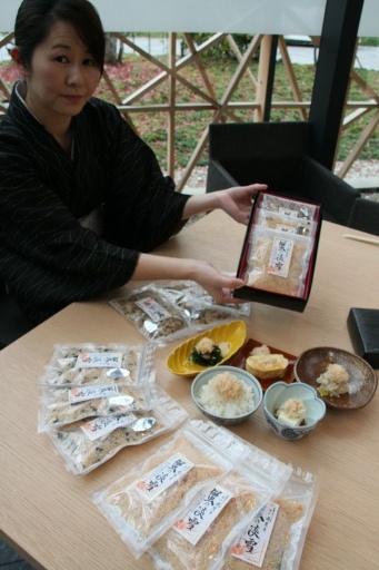 ズワイガニを使って商品化した高級生ふりかけ＝７日、福井市の開花亭