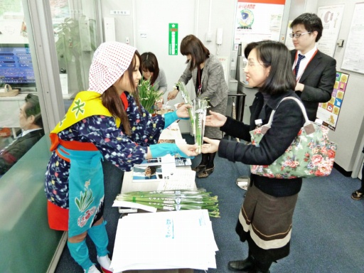 北陸銀行新宿支店で水仙を配布する水仙娘