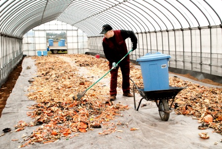 回収したカニ殻を広げて乾燥する齊藤さん＝福井県坂井市三国町池上