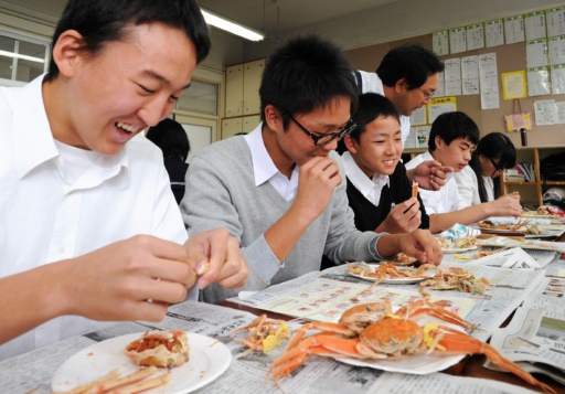 学校でセイコガニの食べ方を教わる子どもたち。希望の持てる産地へ地元の理解、協力は欠かせない（写真と文は関係ありません）