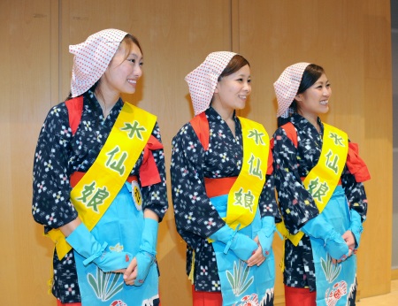 水仙娘に選ばれた（左から）小川知恵さん、小林愛さん、中橋暁子さん＝１４日、福井新聞社