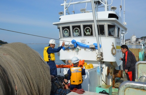 底引き網漁船を点検する海保署員ら＝２７日、福井港三国区底曳漁船けい留岸壁