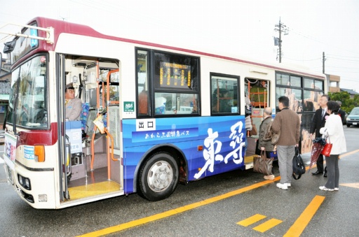 出发仪式后，乘坐特急巴士的游客们=23日，芦原市越前鐵道芦原汤的町车站前