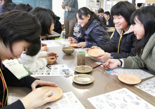 參加越前燒塗畫的児童們=2日，福井縣越前町的縣陶藝館