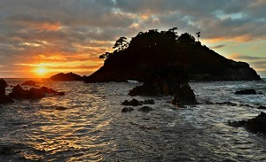 海龜島，夕陽近處的是頭部，中央是腳，好像遊出海麵的樣子=福井市鬆蔭町