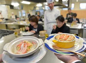 為宣傳水蟹推出的澆汁炒飯（左側），Doria=22日，福井縣永平寺町的天穀調理製果專門學校