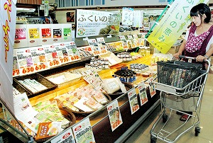 福井市内でとれた野菜などを使った加工品が並ぶ特設販売コーナー＝福井市のハーツ志比口店
