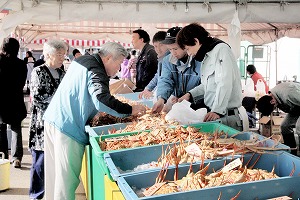 市場が開放され、カニを買い求める来場者＝２３日、福井県福井市中央卸売市場