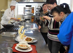 日式旅館女主人等人學習用津和井蟹做的澆汁炒飯（圖前方）做法=3日，永平寺町