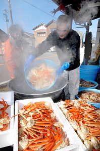 鮮魚店の店先でゆで上げられるズボガニ。石川県の大部分の漁業者が同県沖での禁漁を決めたが、本県では食文化として定着している＝坂井市三国町