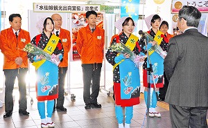 東京での観光宣伝に向け、伊藤部長（右）に意気込みを述べる水仙娘の西出さん＝７日、ＪＲ福井駅