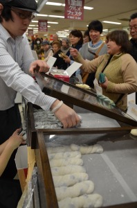 各地の名産品を求める客でにぎわった全国グルメフェスタ＝２６日、福井市の西武福井店