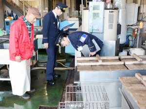 カニゆで場を査察する署員＝４日、坂井市三国町安島の「やまに水産」