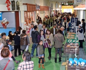 売場棟が一般開放され商品を品定めする市民ら＝８日、福井市中央卸売市場