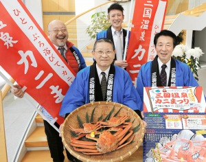 宣傳隊呼籲遊客們來三國溫泉海蟹節做客=11日，福井新聞社