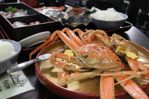 「越前蟹定食」はズワイ、セイコガニのほか刺身や焼き物も付き、町の海の幸を堪能できる