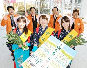 水仙姑孃（照片前方3人）宣傳明年1月開幕的第40屆水仙花節=27日，福井新聞社