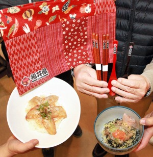 福丼に合わせた箸、スプーンとランチョンマット＝福井県小浜市府中の「洋食家がじゅまろ」