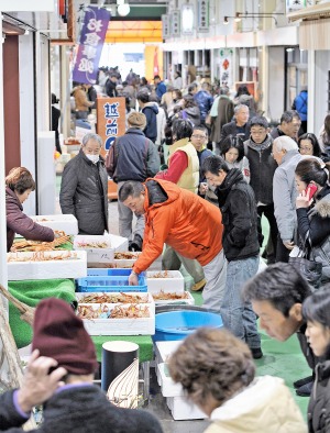 消費者們在[福井鮮市場]購物熱鬧非凡=29日，福井市中央批發市場