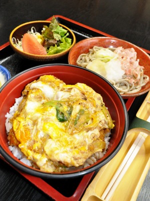 卵ソース味カツ丼とおろしそば、サラダのセット＝福井県福井市の「蕎麦　天婦羅　やす竹」