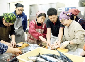 小坂さん（右から３人目）からへしこ作りを学ぶ参加者＝２０日夜、福井県小浜市和久里の四季菜館