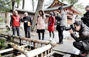 長命水の写真を撮る台湾の旅行雑誌社などの記者やカメラマン＝２日、福井県敦賀市の気比神宮
