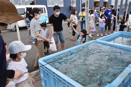 UMIKARA１周年イベントで小アジの釣り堀を楽しむ家族連れ＝7月10日、福井県高浜町塩土