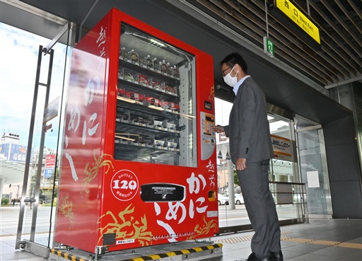 JR福井駅コンコースに設置された駅弁の冷蔵自動販売機＝9月21日